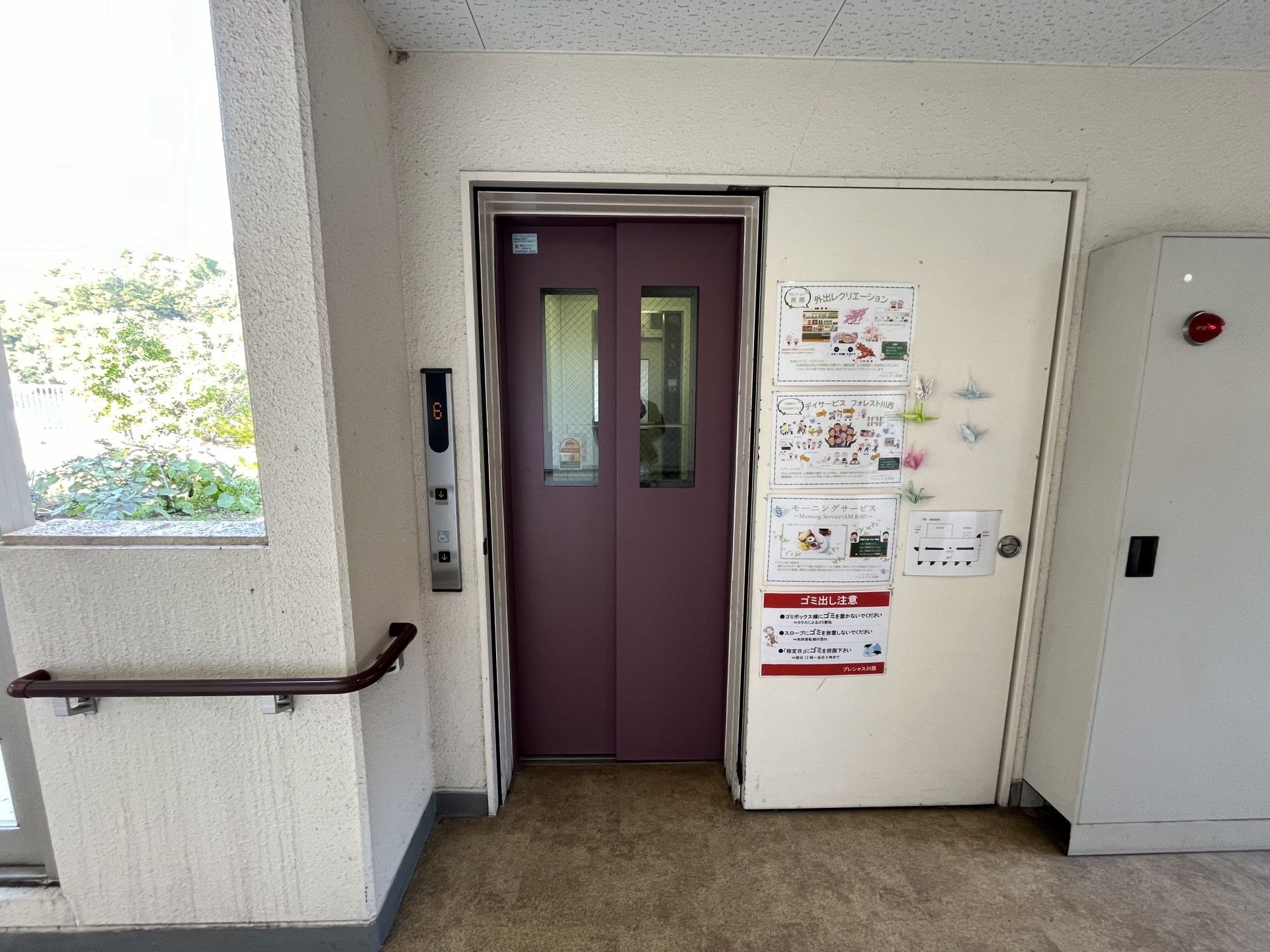 エレベーターの扉と掲示板