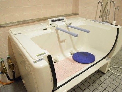 「明日香の里（介護付）」の特殊浴槽。要介護度方にも入浴している。