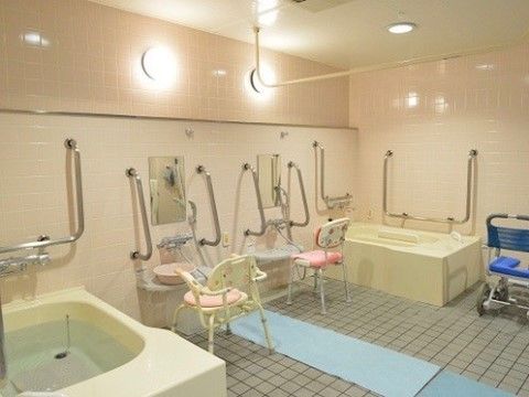 「明日香の里（介護付）」の浴室。入居者の身体に合わせて、選ぶことができる。