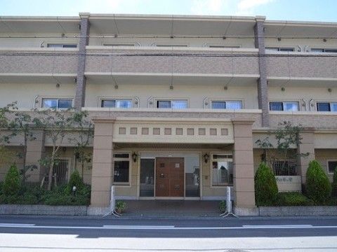 「明日香の里（介護付）」の外観。デザインがお洒落な外壁を施している。
