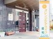 オレンジ色看板のエントランス
