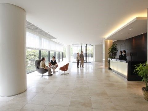 ホテルのような大理石張りの明るいエントランスにある受付