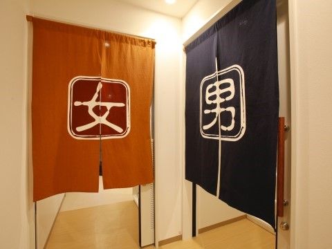 「ハリ・レジデンス池田」の3階大浴場。大浴場は天井が高く、浴槽も広々としている。