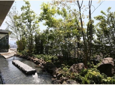 「ハリ・レジデンス池田」の5階庭園。水と草木演出している庭園は、心身をリラクゼーションしてくれる。