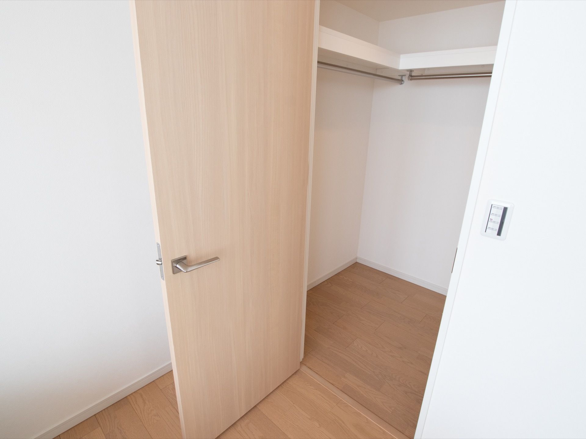 居室に設けられた納戸にはハンガーパイプが設置されており、丈の長いコートなどもシワにならずに収納できる。