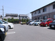 明るい敷地の駐車場