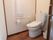 トイレは洗浄便座を完備し、ボタンひとつで洗浄などができるようになっている。手すりも付いて、安心の設計となっている。