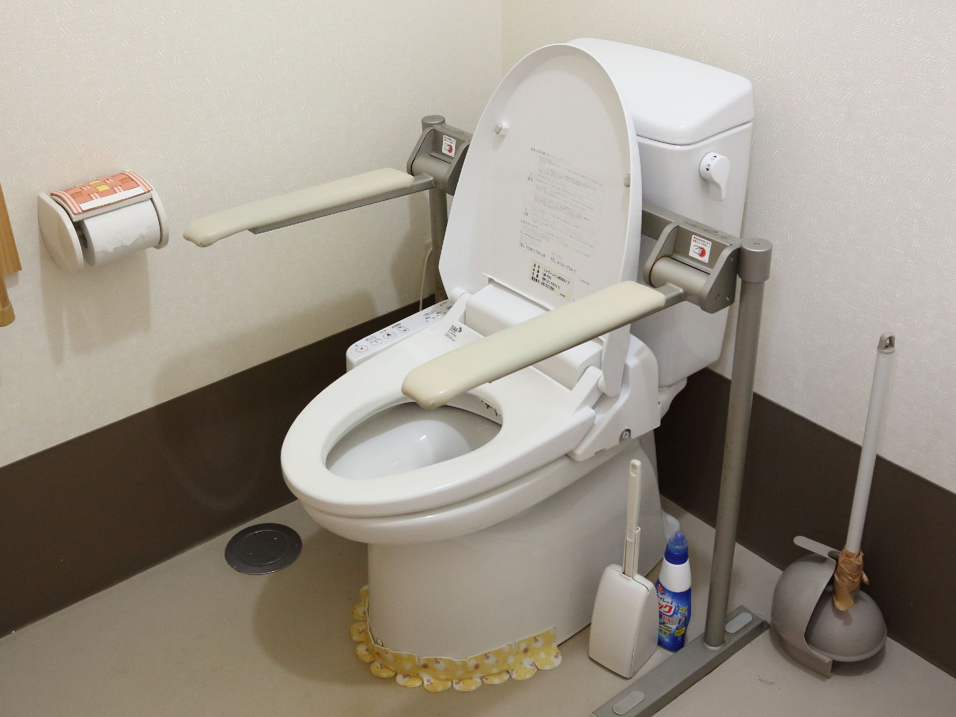 清潔に掃除されているトイレ。便器の左右には手すりが設置されている。スタッフと２人で入っても十分の広さ。