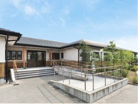 「ここから高宮」外観1 入口につながる道のりは、バリアフリーになっているので車椅子の方でも不自由なく移動ができます。