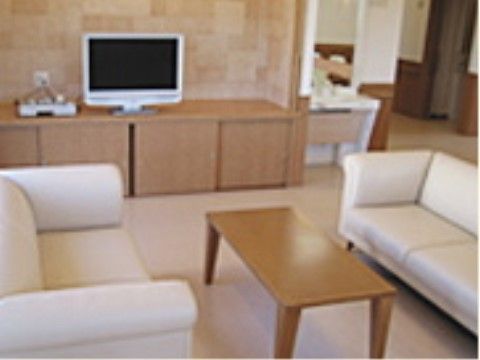 「ここから高宮」リビング 会話を楽しんだり、テレビを見て楽しみます。ふかふかのソファでゆったりとお過ごしできるスペースとなっています。