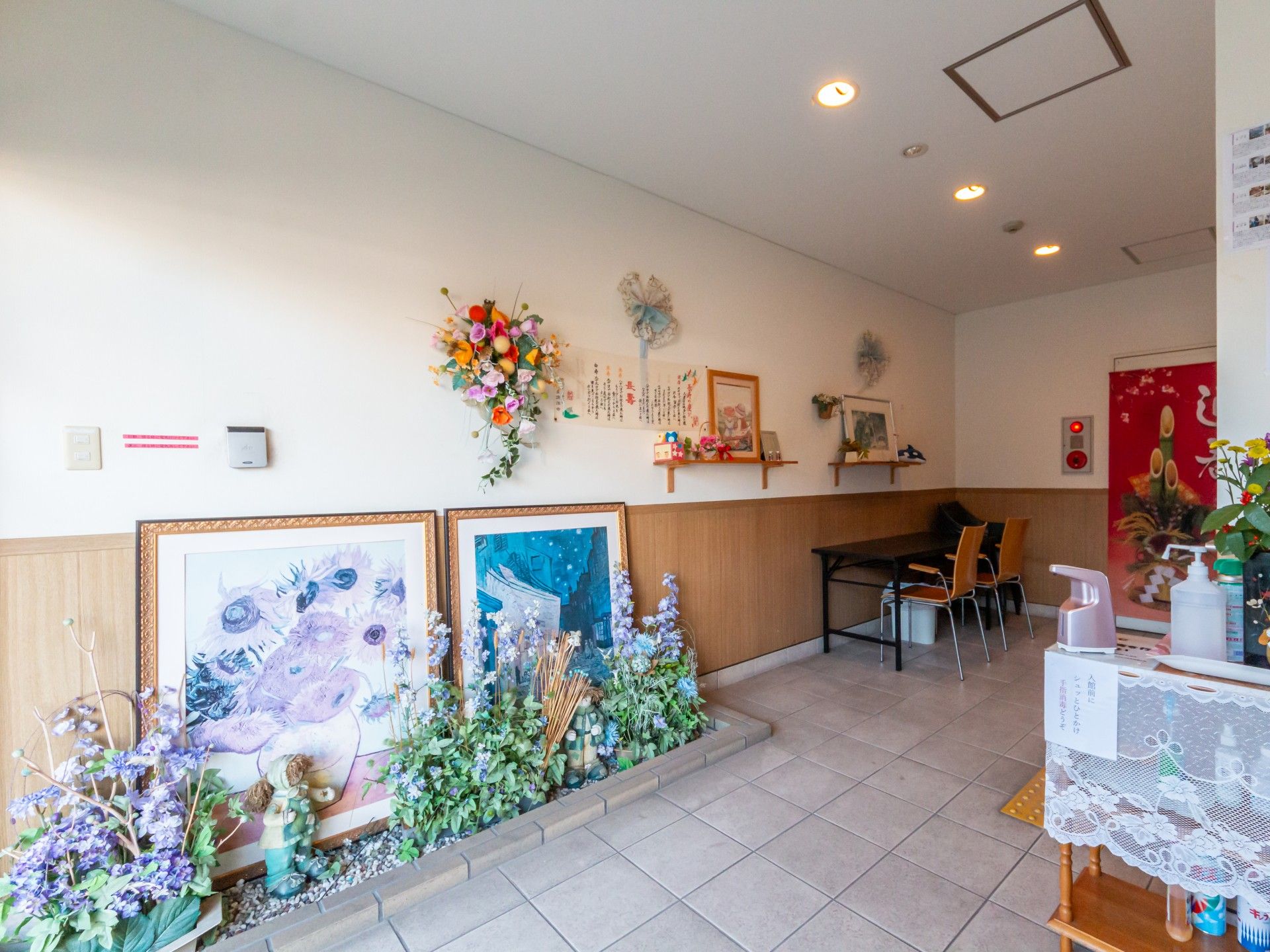 飾り棚と椅子のある空間