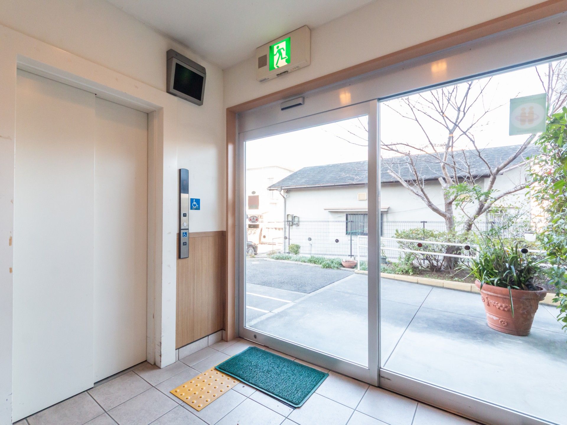 エレベーターと出入口
