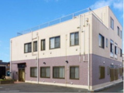 「ここから柏原」の外観。玄関先に車を止められるスペースを完備している。