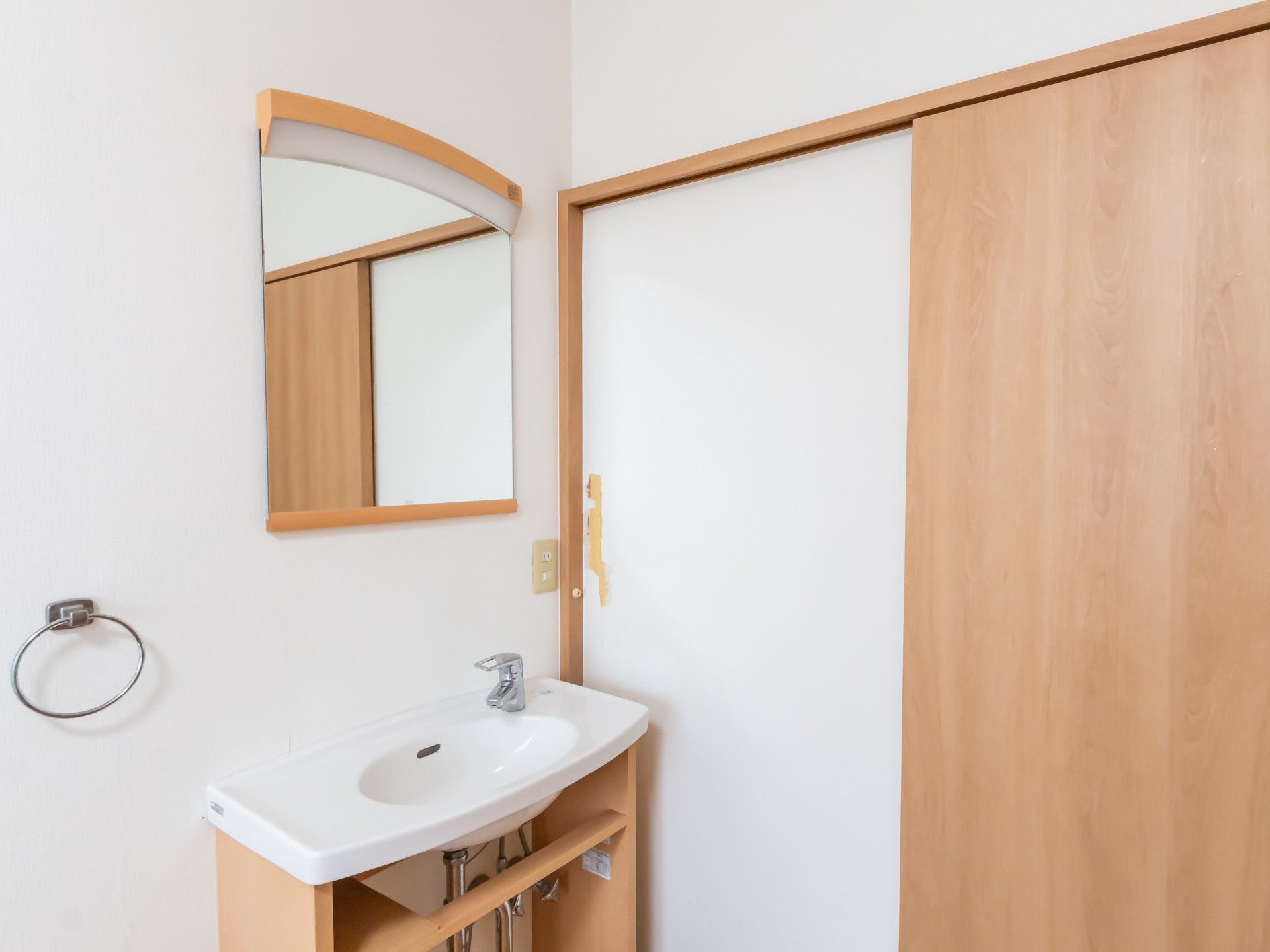 洗面台と引き戸の空間