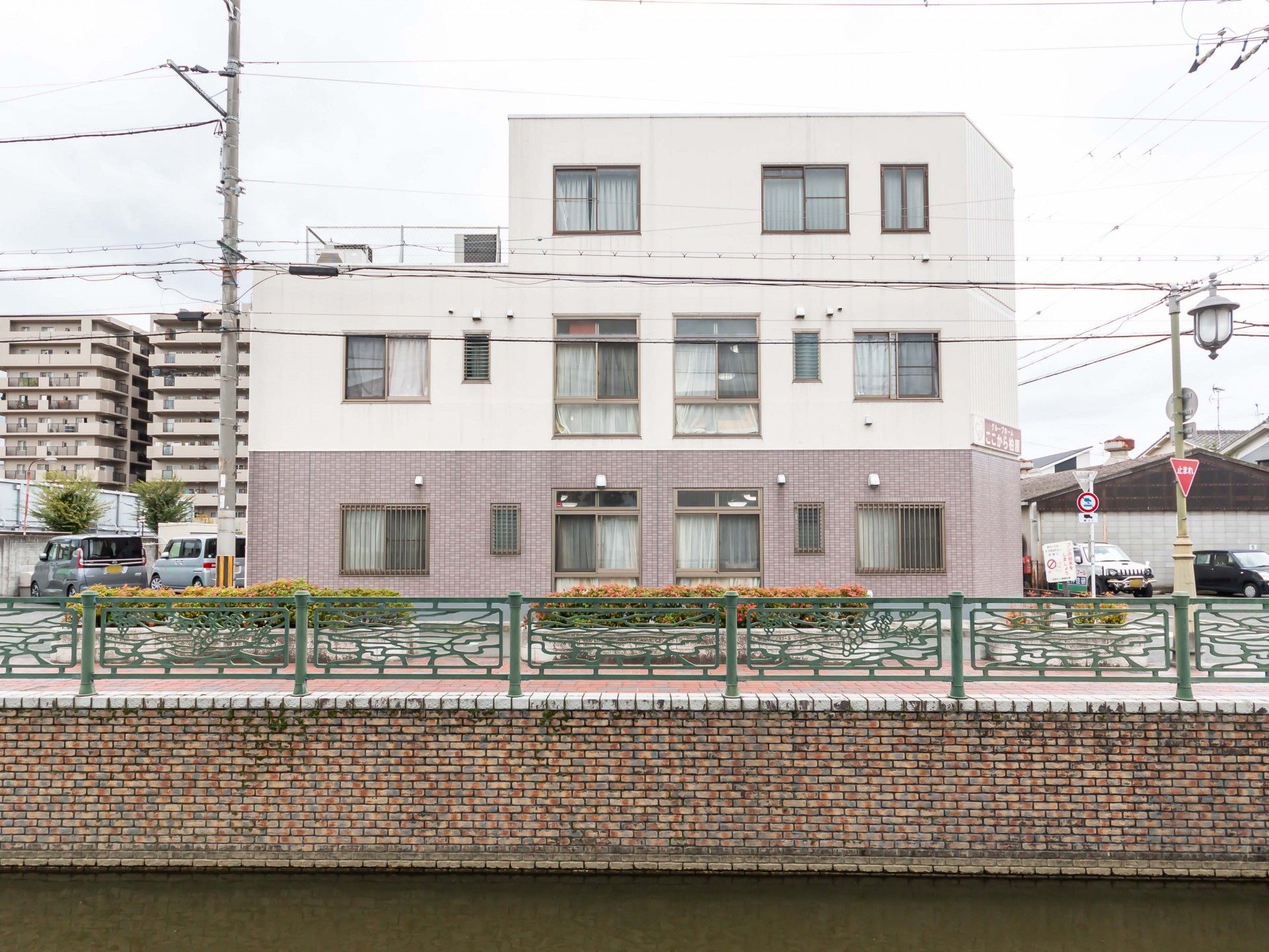 川沿いの建物外観