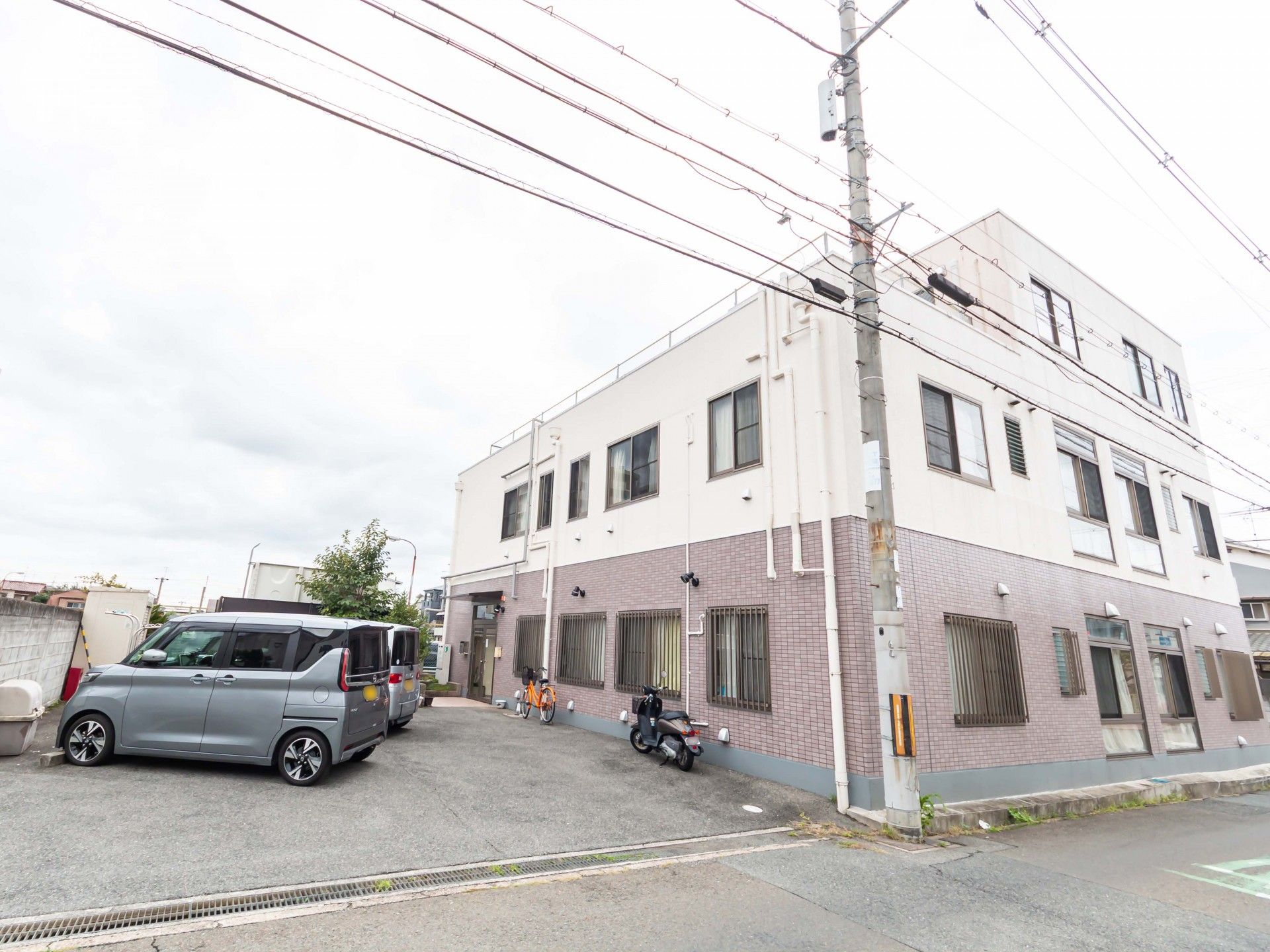 建物の外観と駐車場