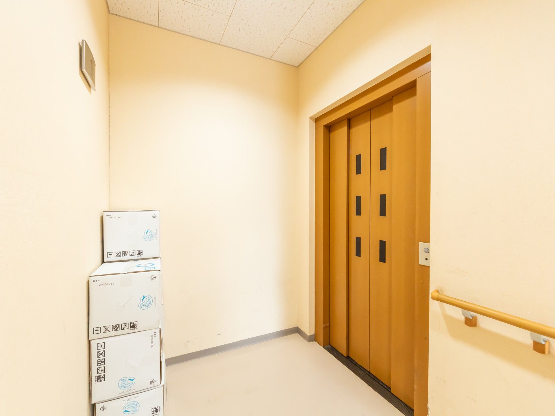 エレベーター前の廊下