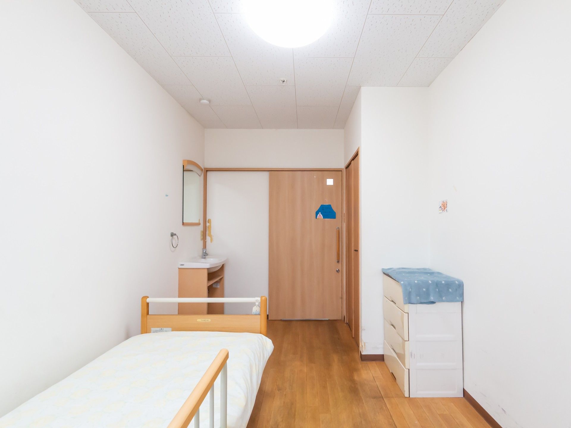 シンプルな居室の一角