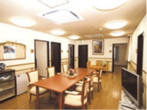 「ここから大枝公園」リビング。食事時には、和気藹々と入居者同士で歓談を行っている。