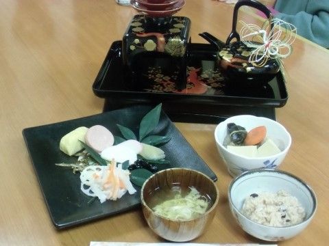 「ここから大枝公園」のお食事。ご飯、味噌汁が付いている。