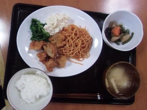 「ここから大枝公園」のお食事。食べやすいメニューを用意している。