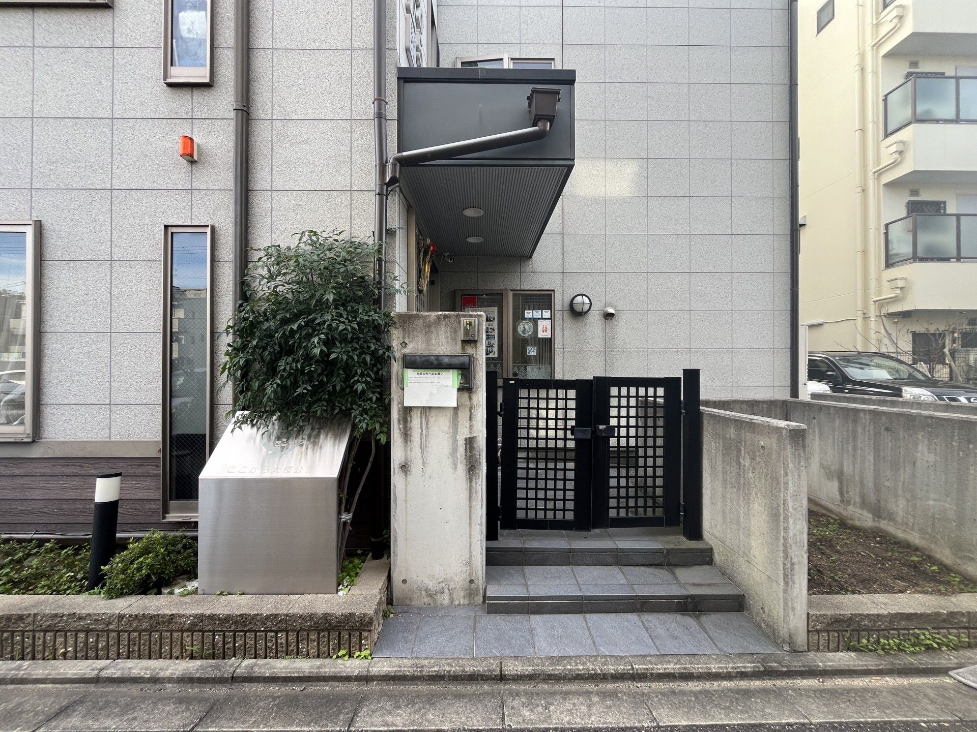 エントランスの外観
