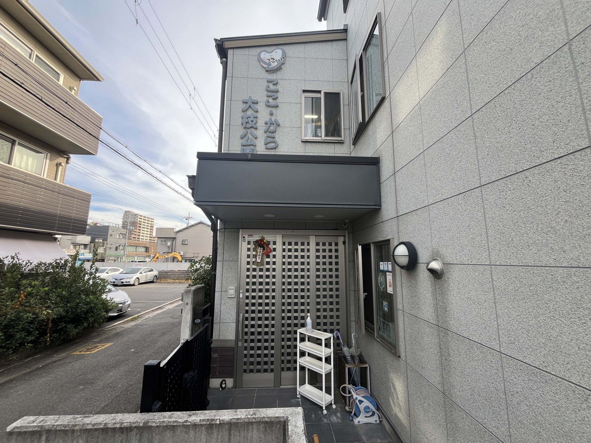 落ち着いた外観の入口
