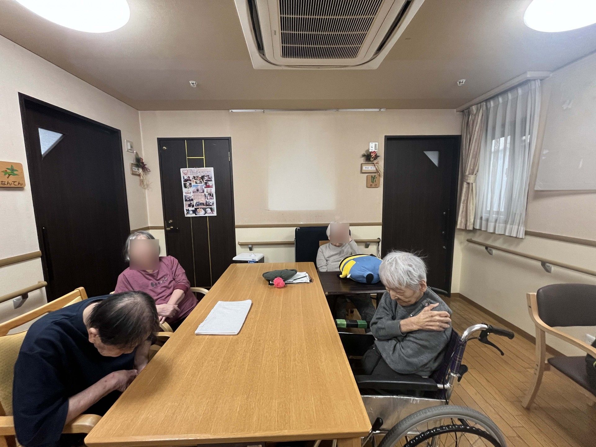 集いの場のテーブル