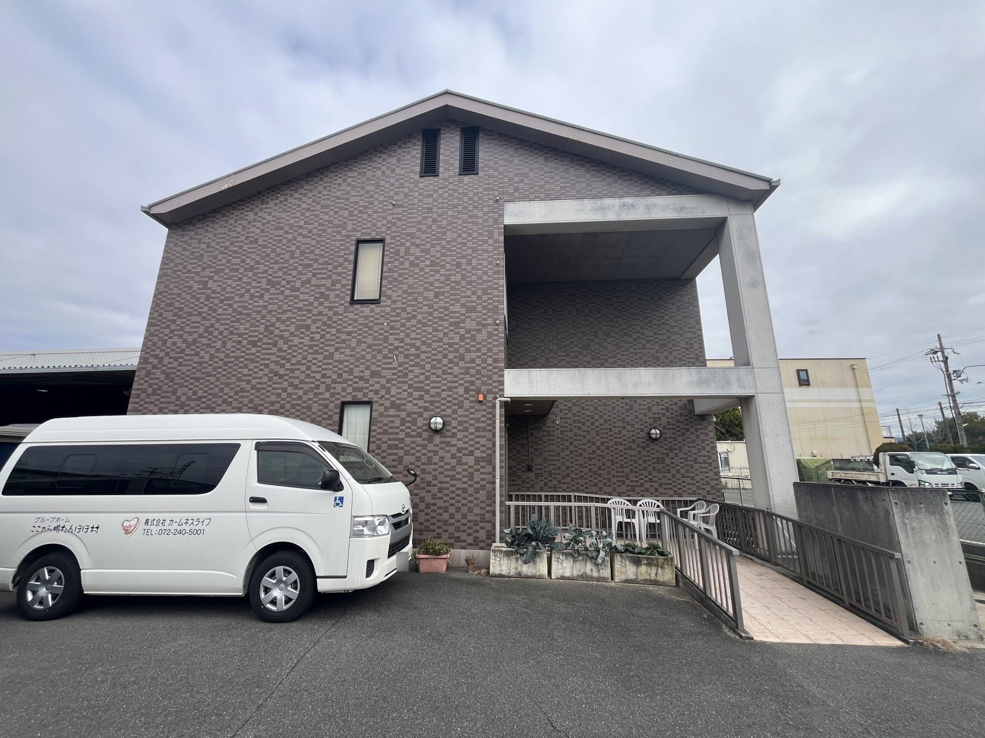 建物の外観と送迎車