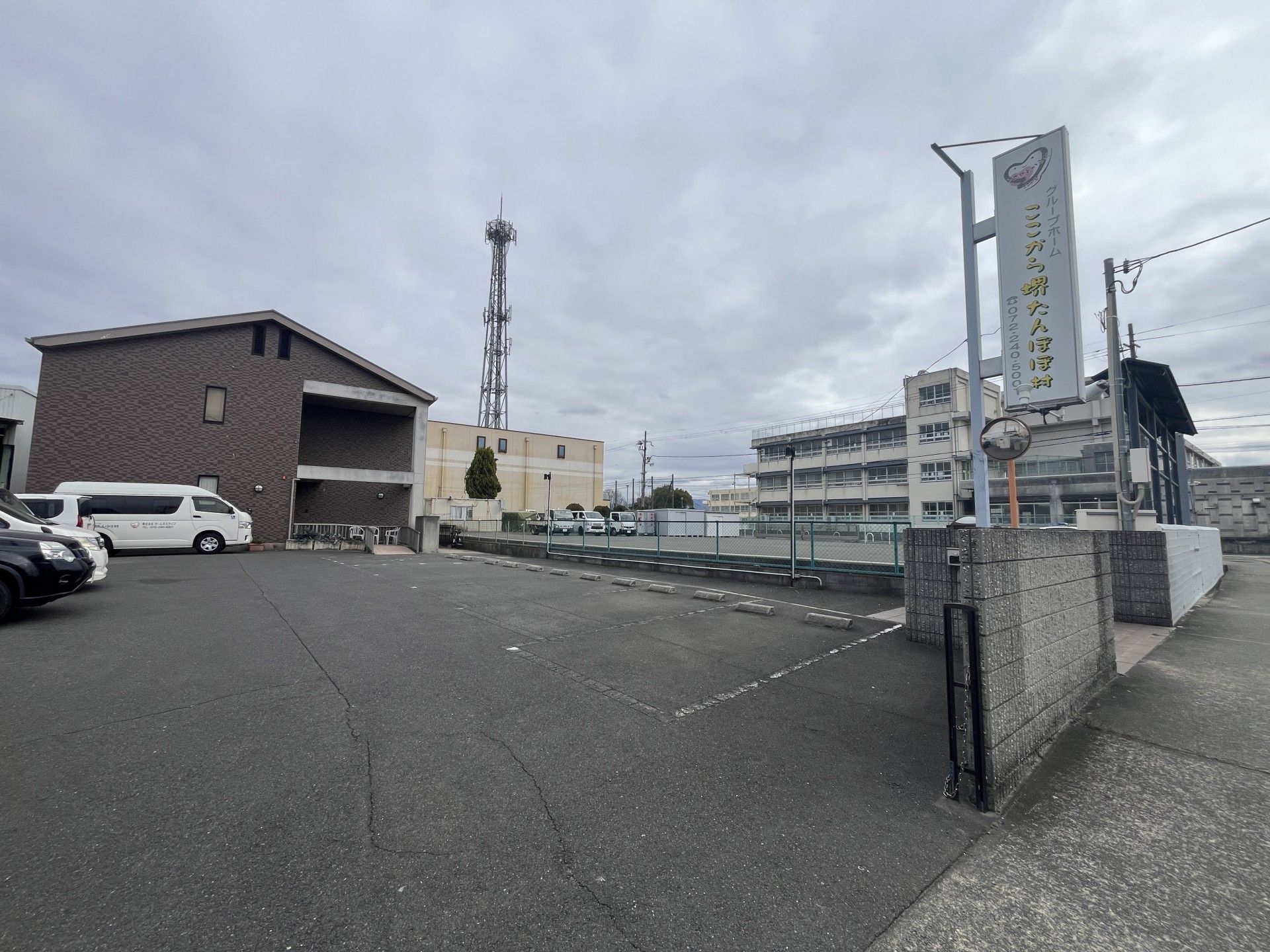 広い駐車場の建物外観
