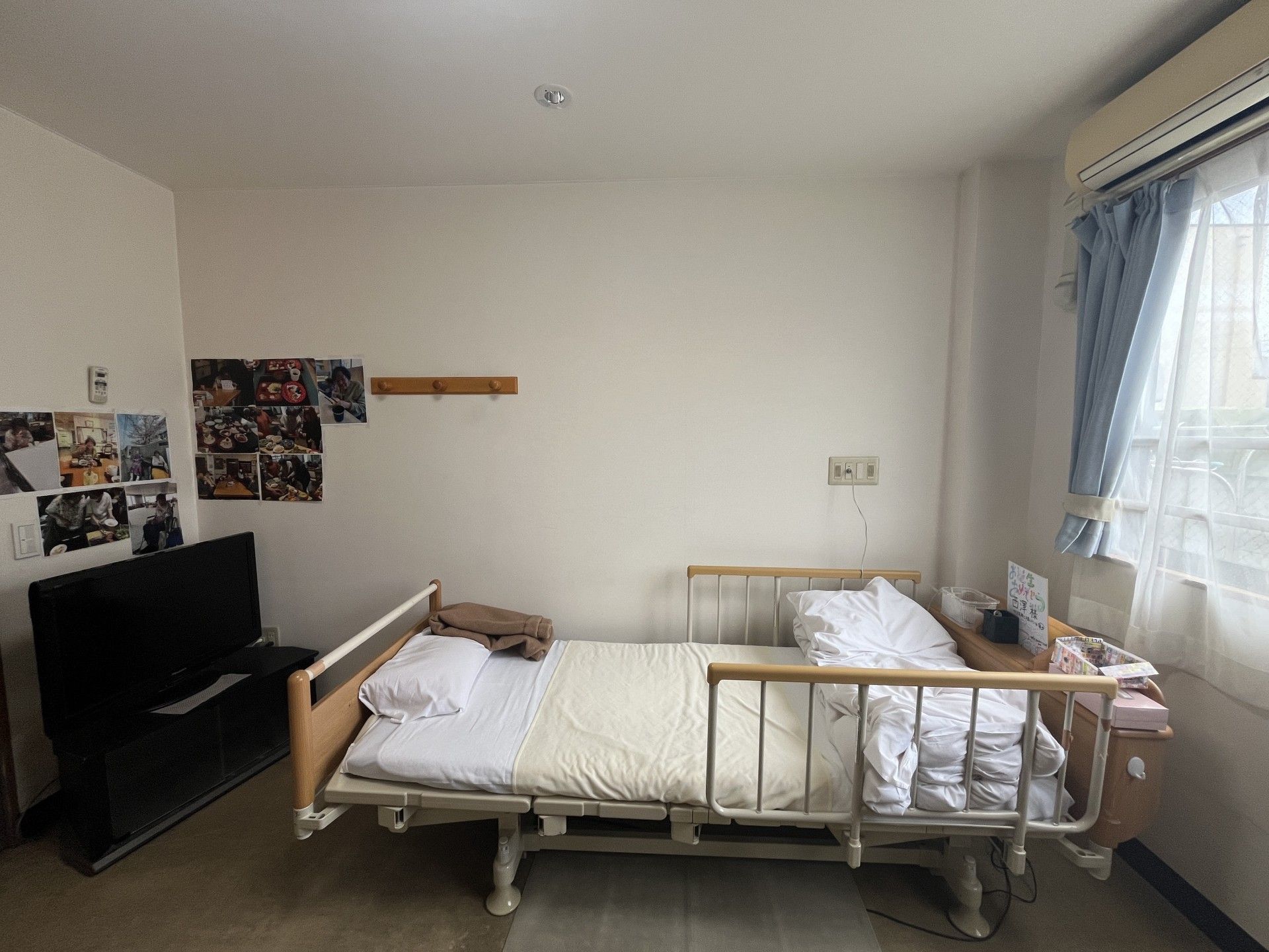 ベッドと窓のある部屋