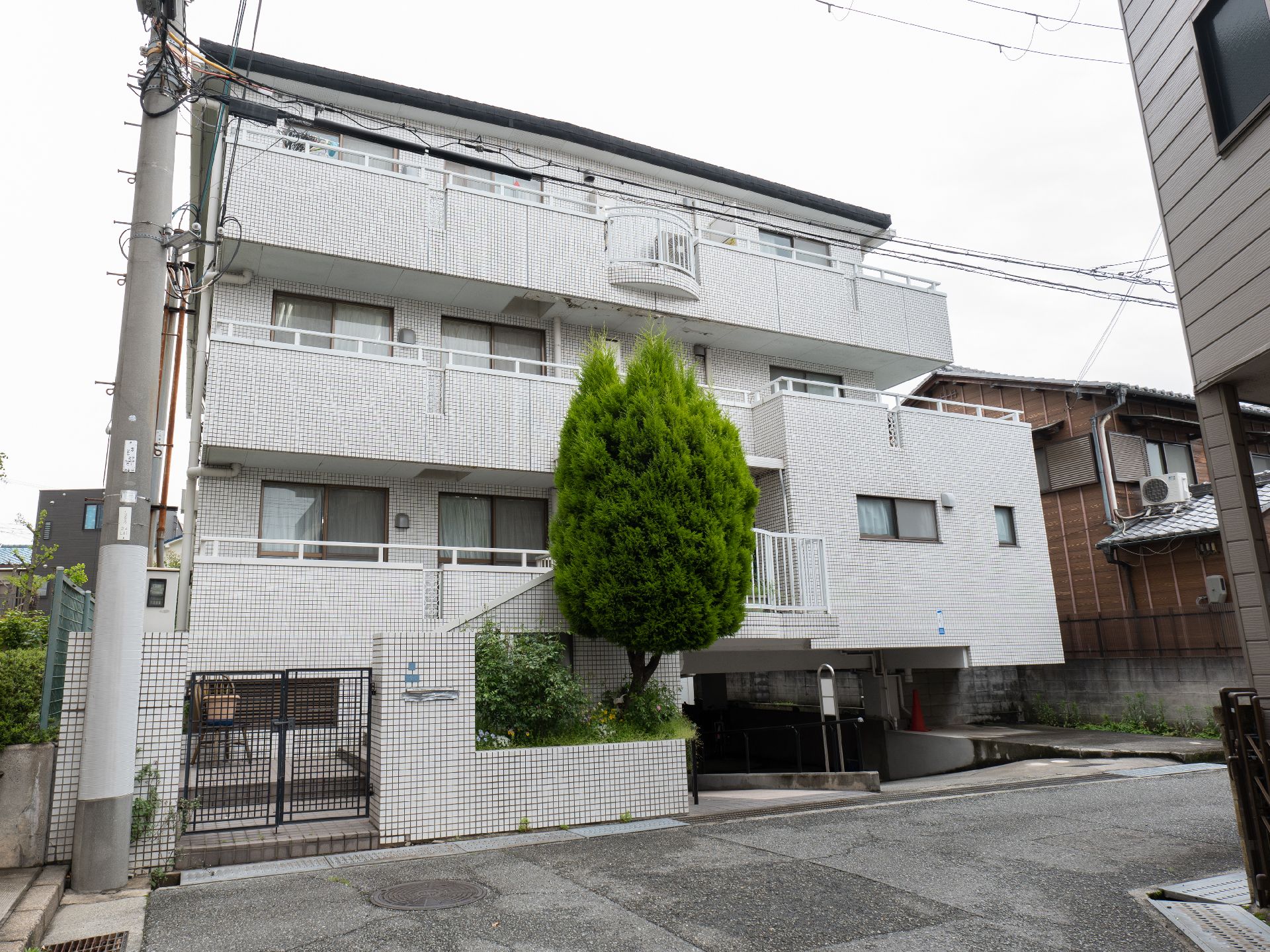 全部屋個室の４階建ての施設