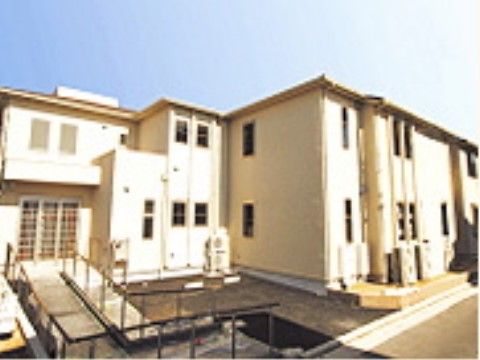 出入り口前にスロープが設置された高齢者施設の外観