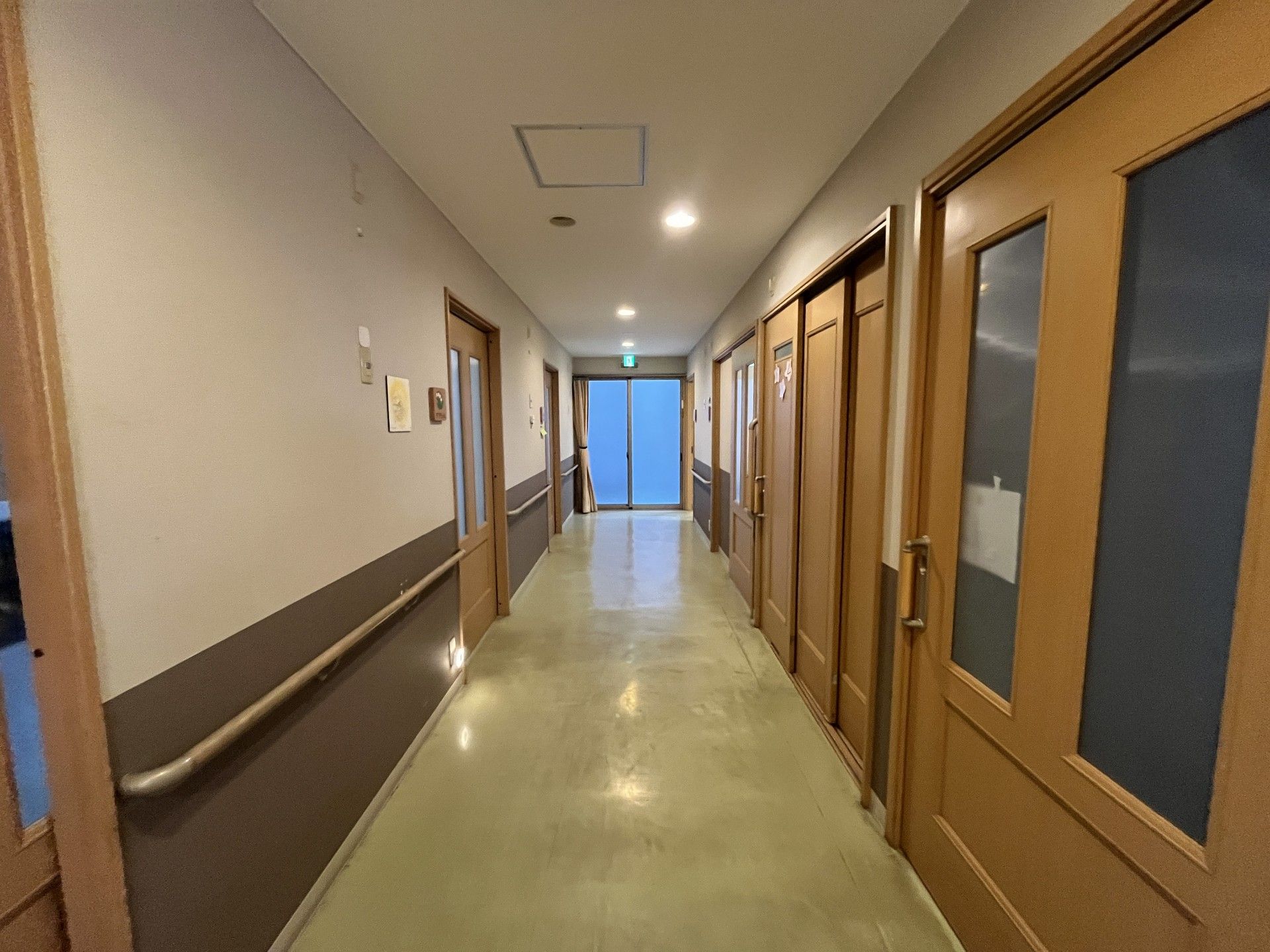 手すり付きの廊下