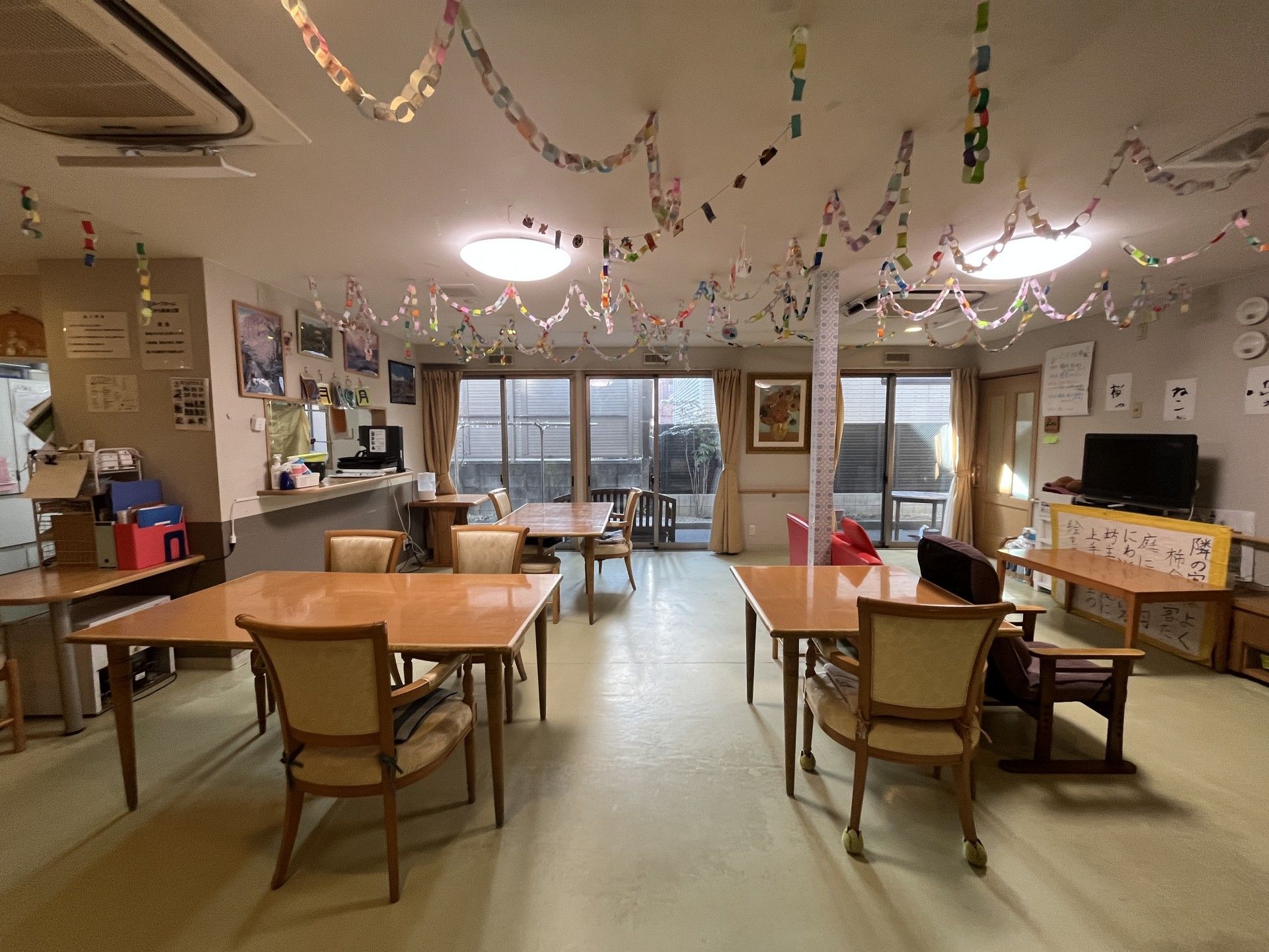 飾りがある広い部屋