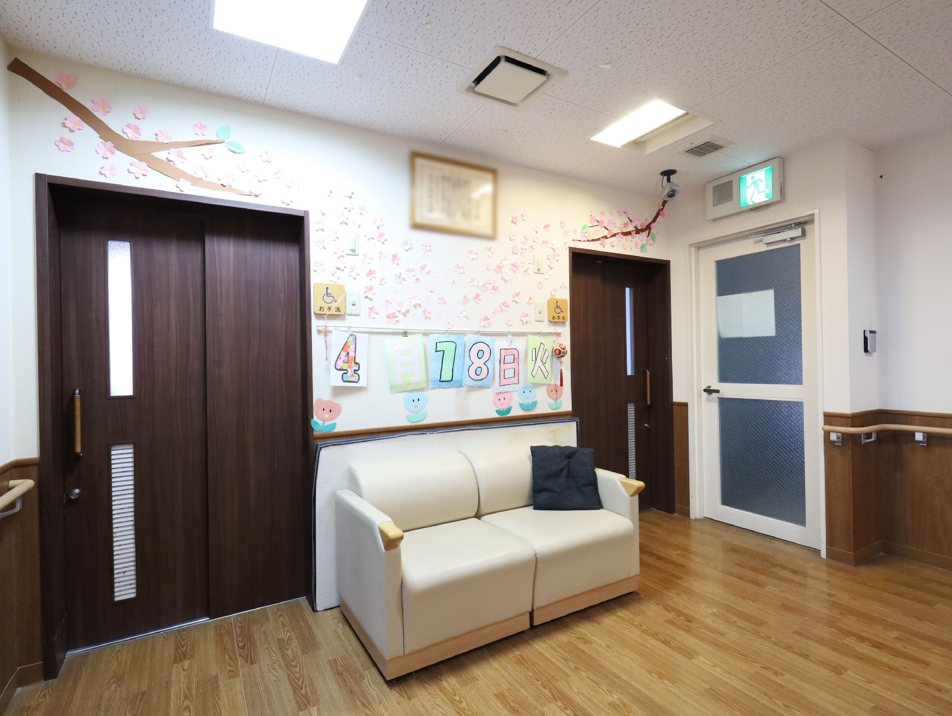 手すりや椅子をご用意している廊下