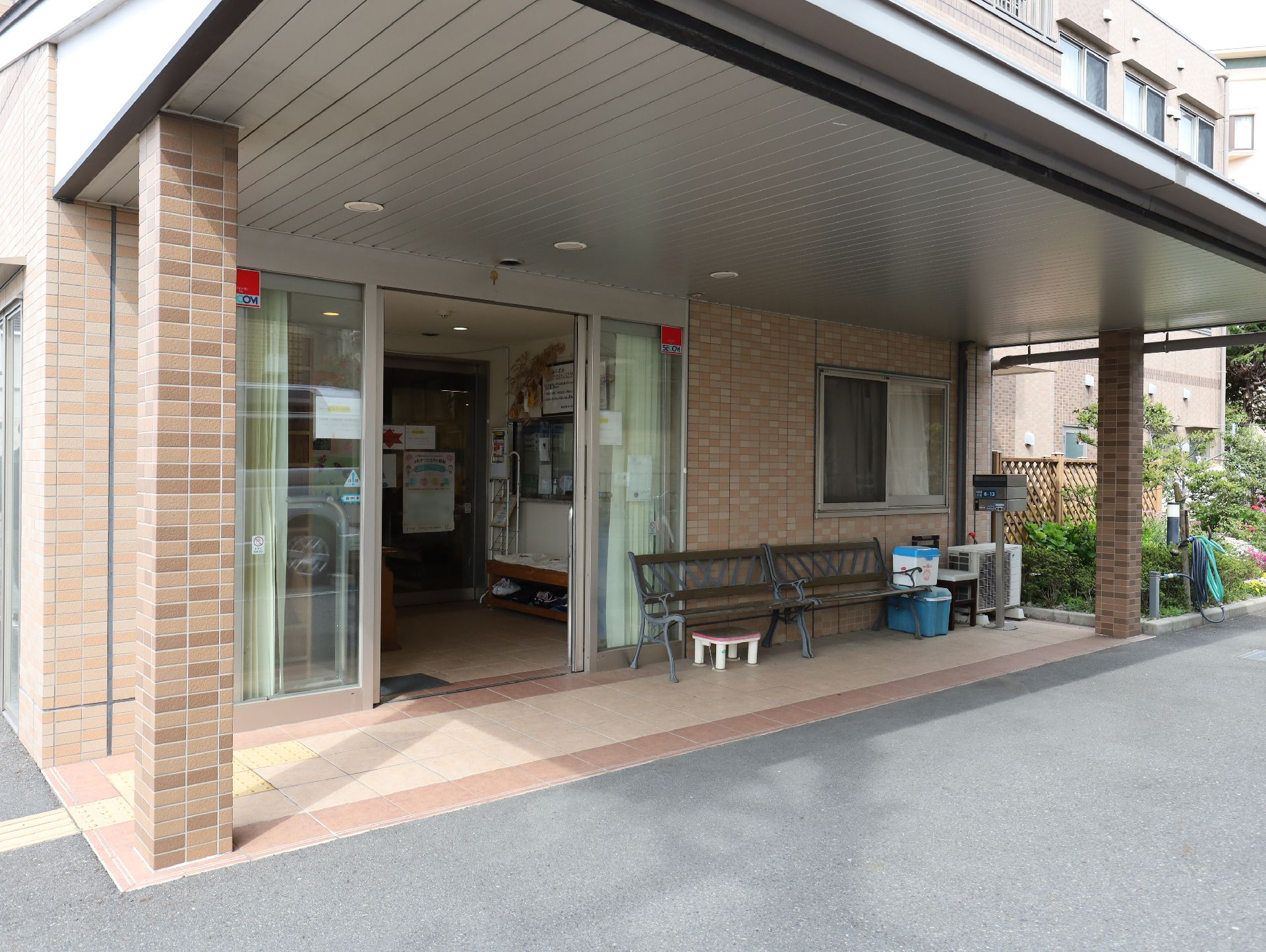 屋根が設置された玄関