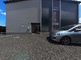 広々とした駐車場の外観