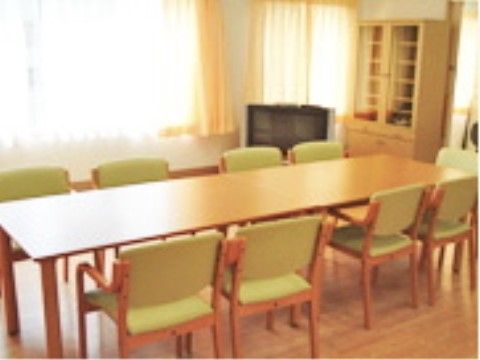 「ここからさくら苑南茨木」のリビング。明るく優しい雰囲気の空間。