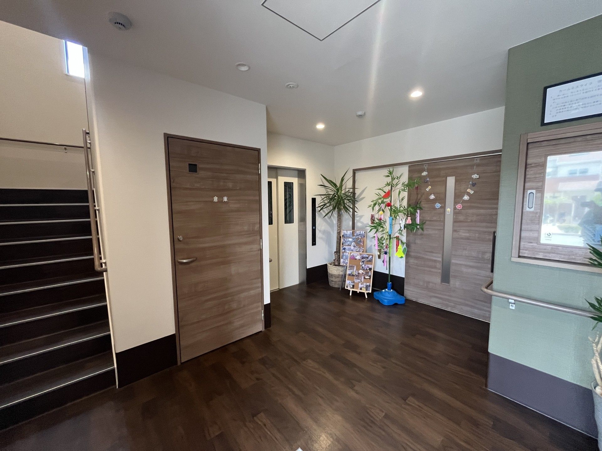 階段と扉のある廊下