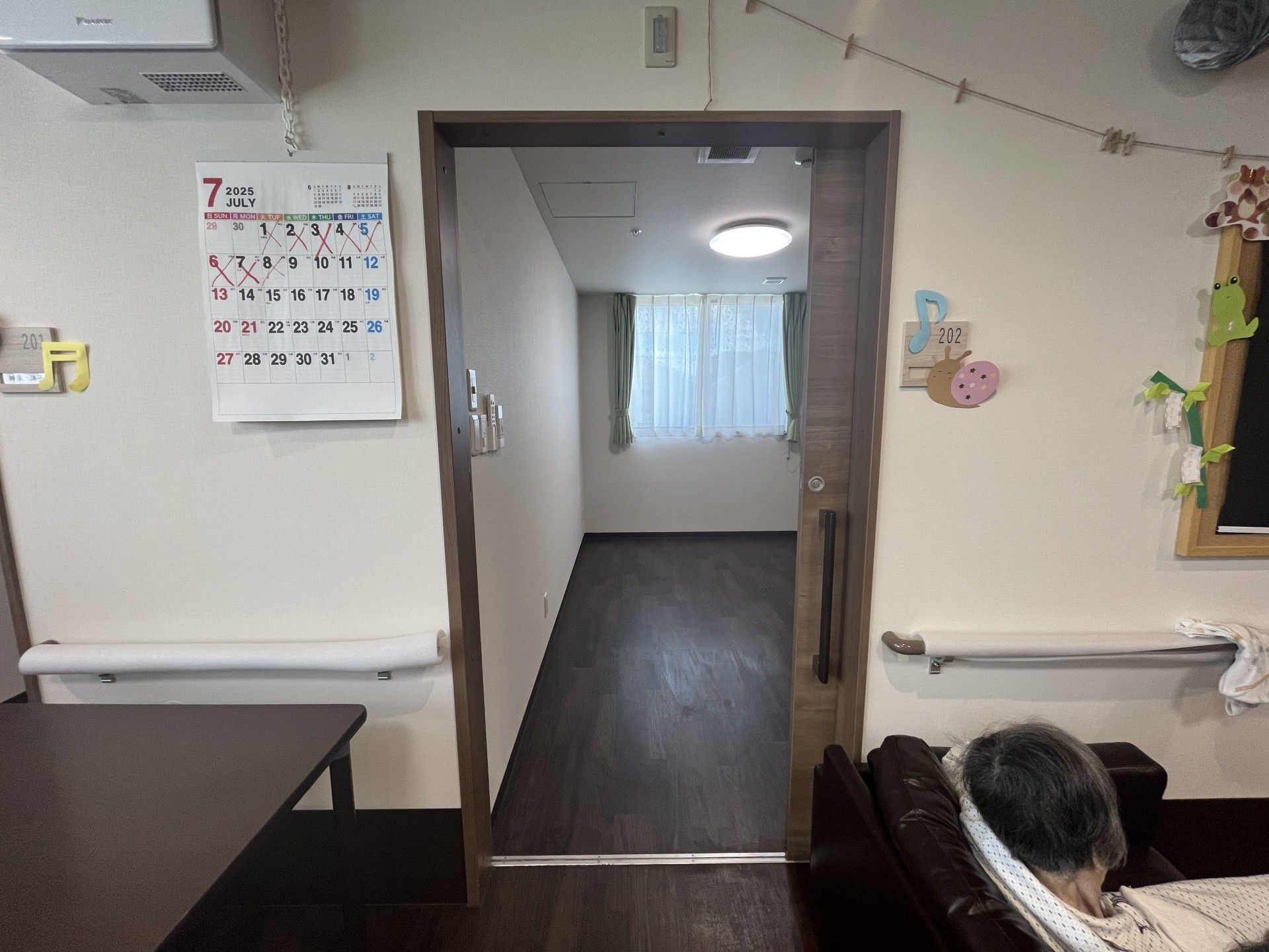 明るい部屋の入口