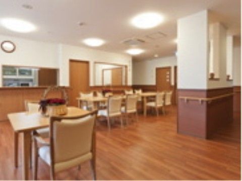「ここから中川西」の食堂。厨房からお料理のいい匂いがする。