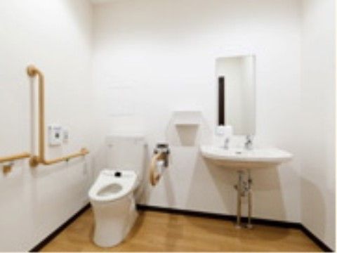 「ここから中川西」のトイレ。広さのある清潔な空間。