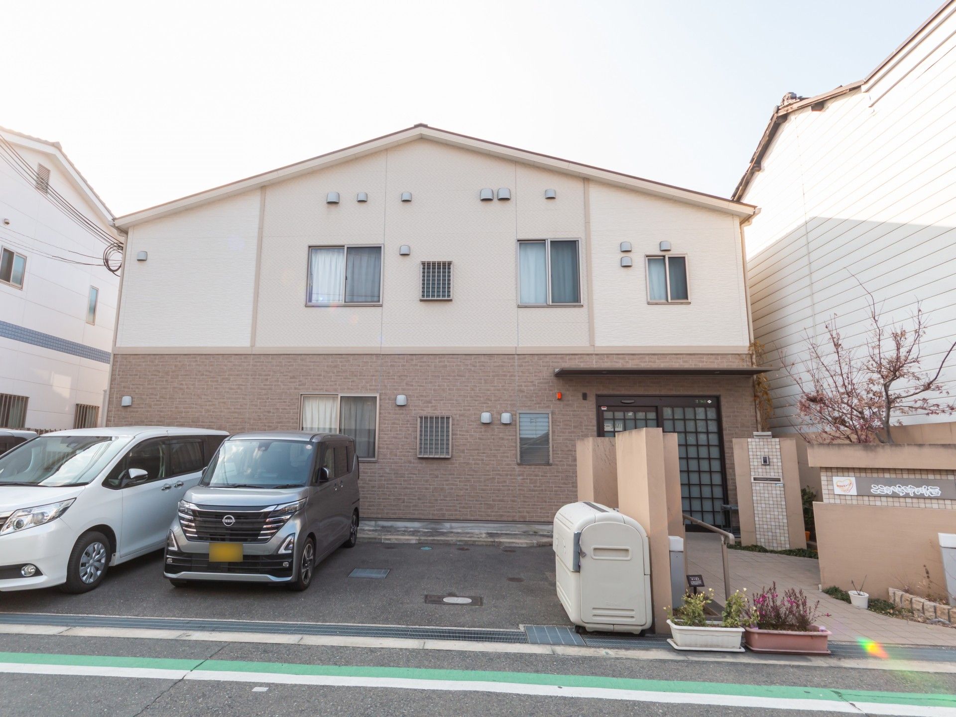 駐車場のある建物外観