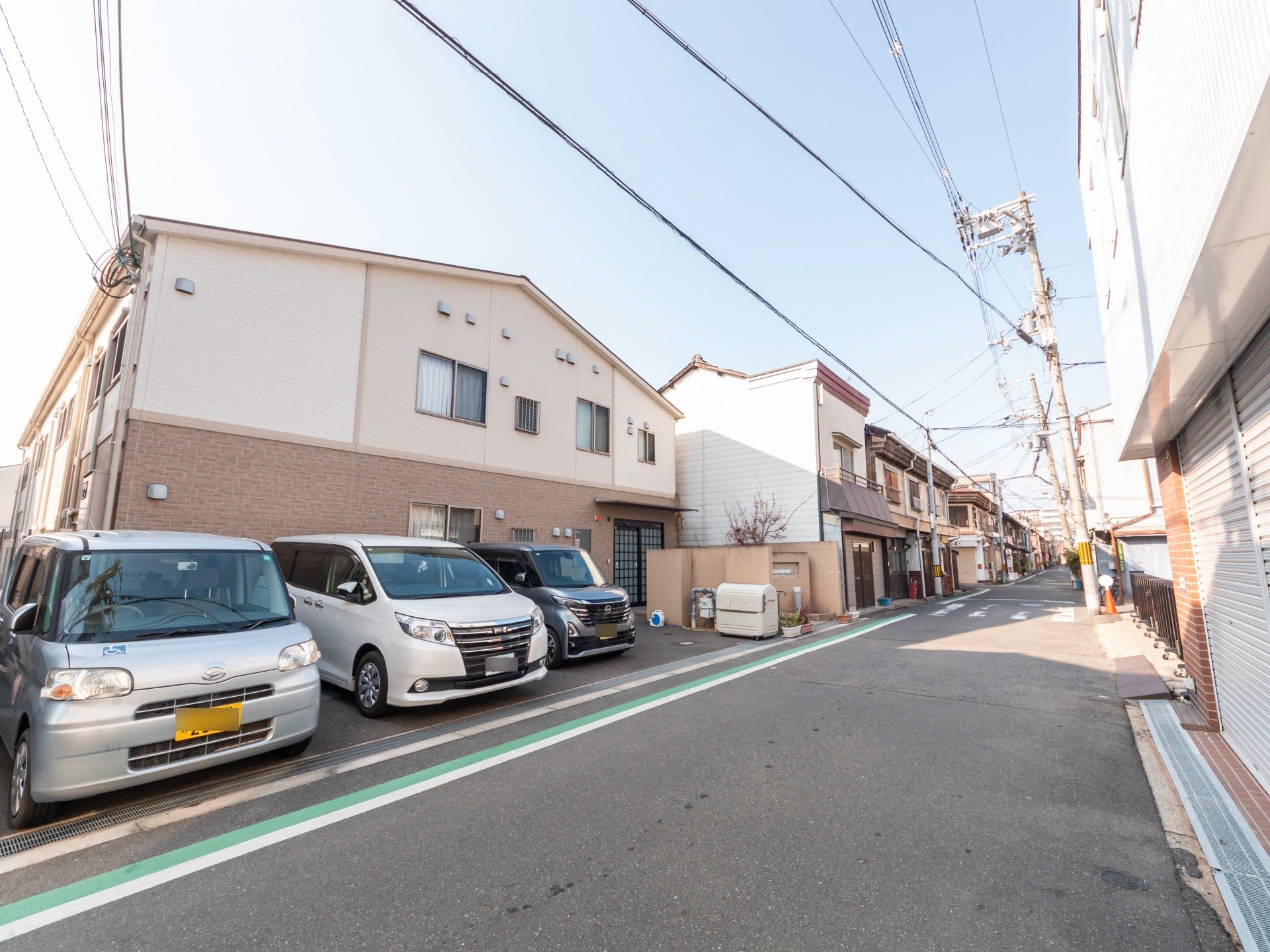 静かな通りの建物外観