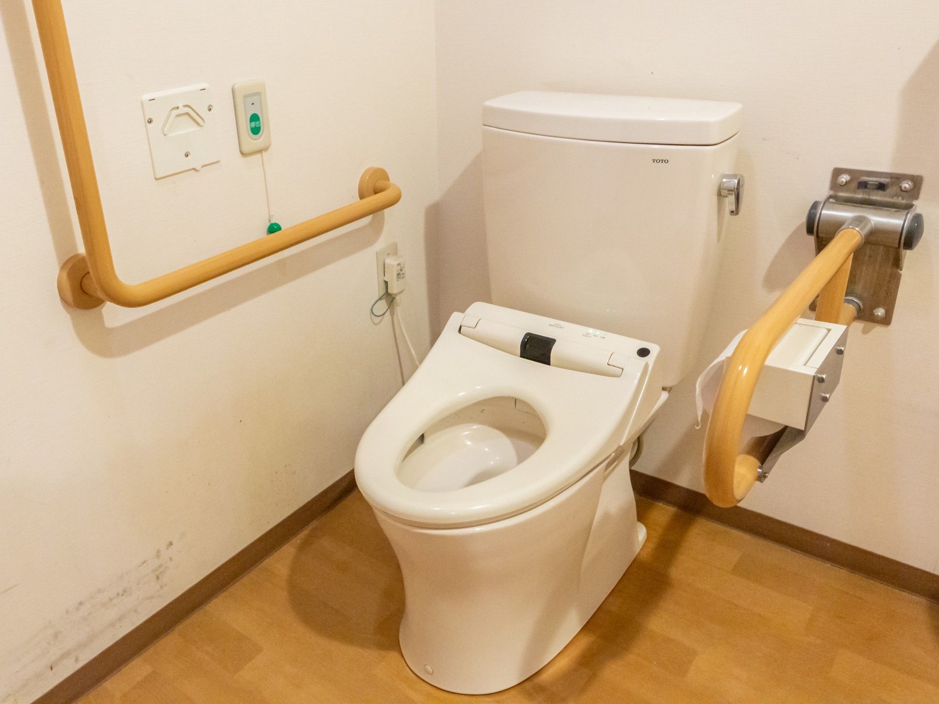 手すり付きのトイレ