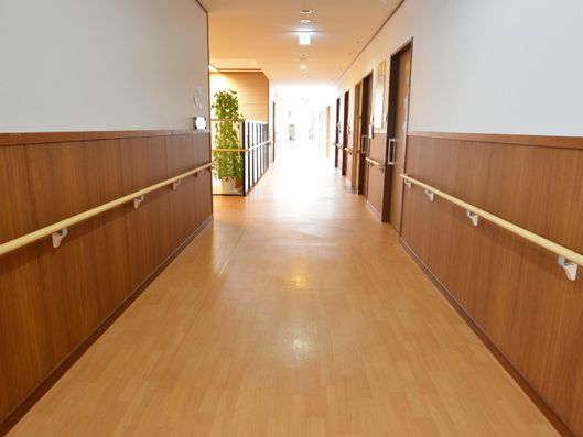 手すりで安定して歩ける廊下