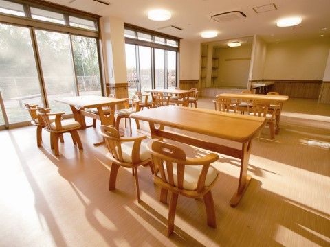 「しんえいの郷」のレストラン。窓が多く明るいスペースです。