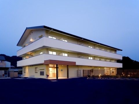 「しんえいの郷」の外観。温かみのある明かりがともる建物です。