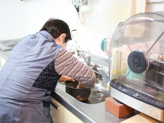 お米を洗う入居者様